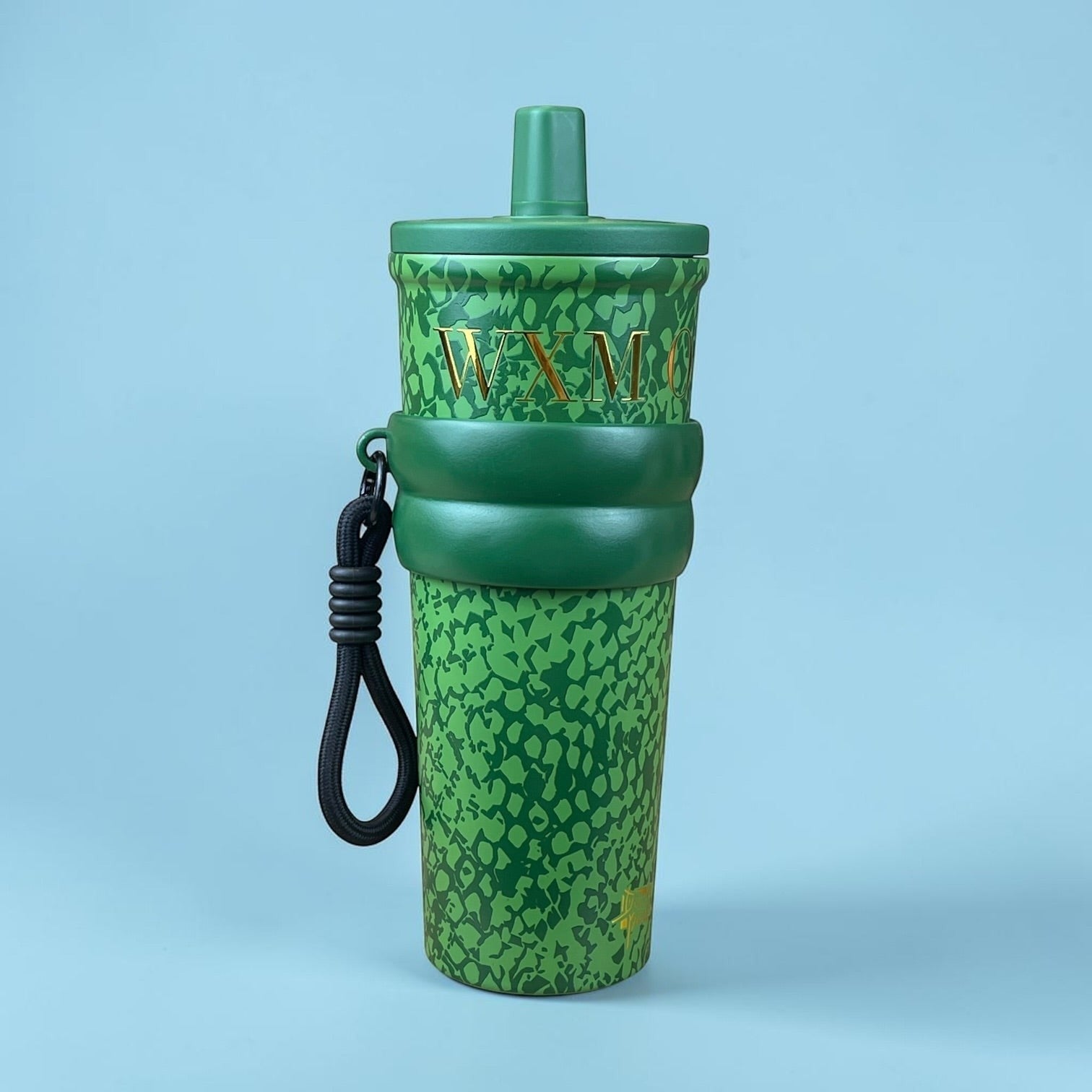 Tagerelsa3ada green snakeskin tumbler with gold lettering and black strap. Durable design with secure lid.